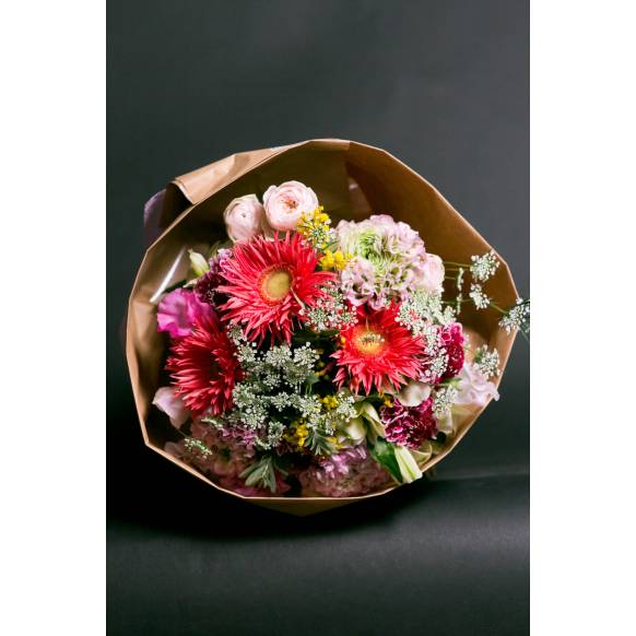 デザイナーおまかせ季節の旬な花束Mサイズ～淡い可愛い感じ～