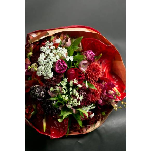 デザイナーおまかせ季節の旬な花束Lサイズ～シックな感じ～