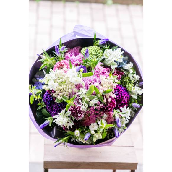デザイナーおまかせ季節の旬な花束llサイズ シックな感じ 神奈川県秦野市の花屋 フローリストせきどにフラワーギフトはお任せください 当店は 安心と信頼の花キューピット加盟店です 花キューピットタウン