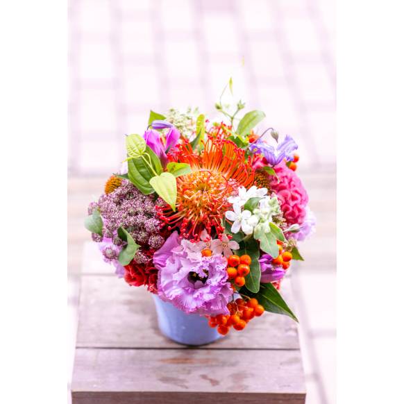デザイナーおまかせ季節の旬なアレンジメントSサイズ～MIXカラーでおまかせ～