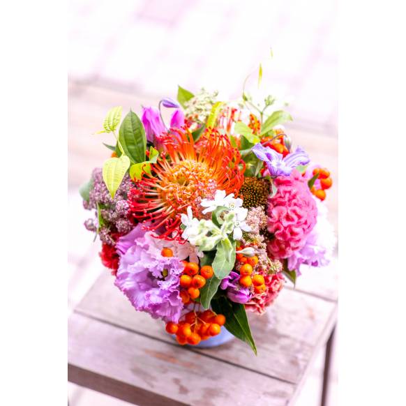 デザイナーおまかせ季節の旬なアレンジメントSサイズ～MIXカラーでおまかせ～