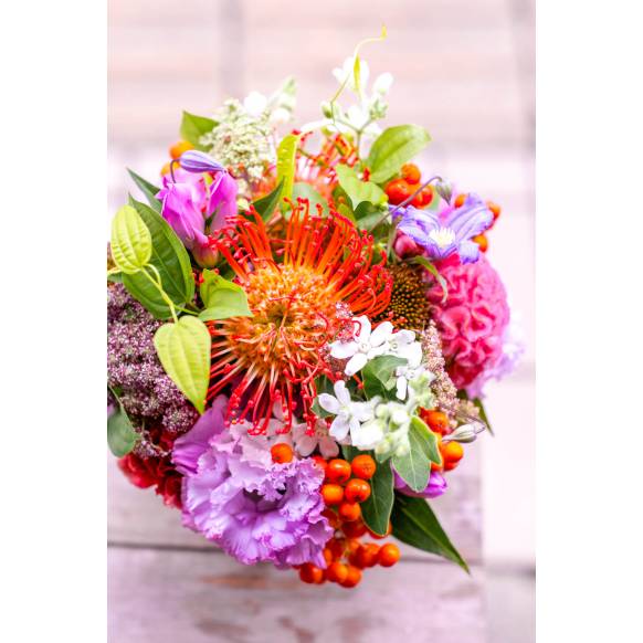 デザイナーおまかせ季節の旬なアレンジメントSサイズ～MIXカラーでおまかせ～