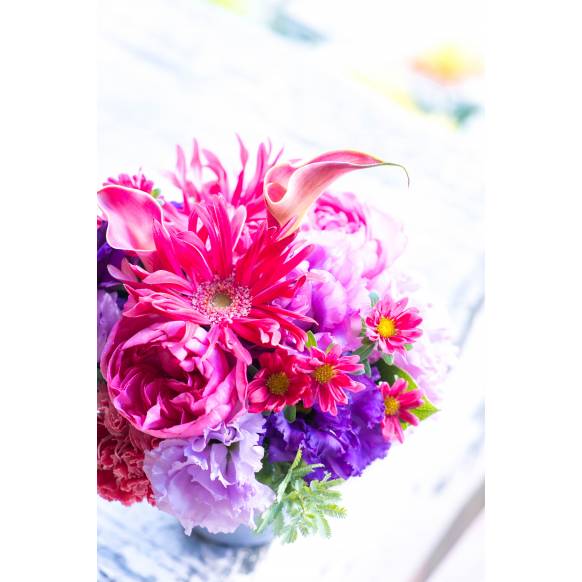 デザイナーおまかせ季節の旬なアレンジメントSサイズ～シックな感じでおまかせ～