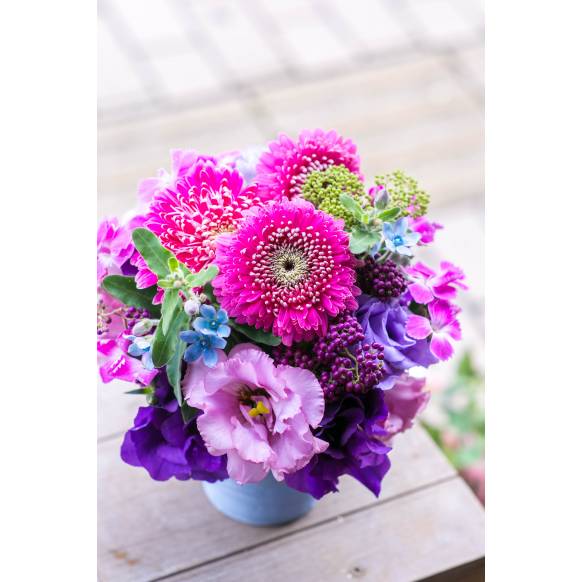 デザイナーおまかせ季節の旬なアレンジメントSサイズ～シックな感じでおまかせ～