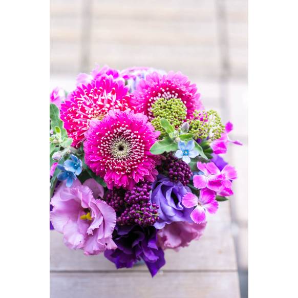 デザイナーおまかせ季節の旬なアレンジメントSサイズ～シックな感じでおまかせ～