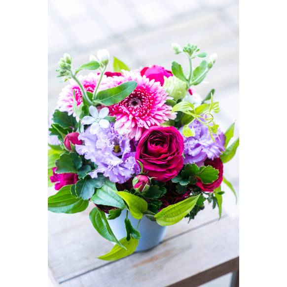 デザイナーおまかせ季節の旬なアレンジメントSサイズ～シックな感じでおまかせ～