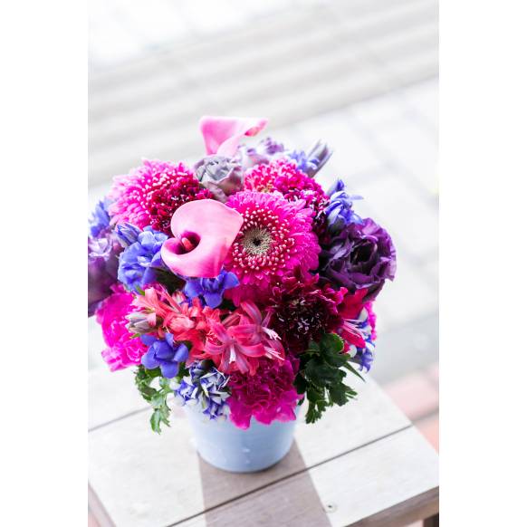 デザイナーおまかせ季節の旬なアレンジメントSサイズ～シックな感じでおまかせ～