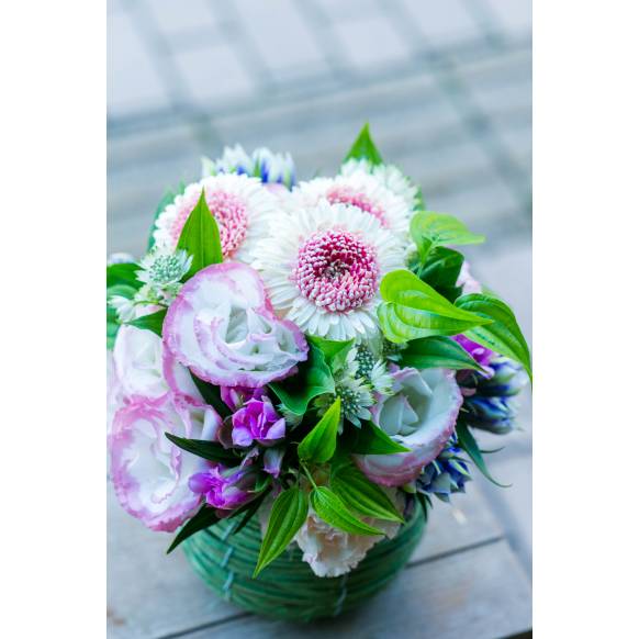 デザイナーおまかせ季節の旬なアレンジメントSサイズ～淡い可愛い感じでおまかせ～