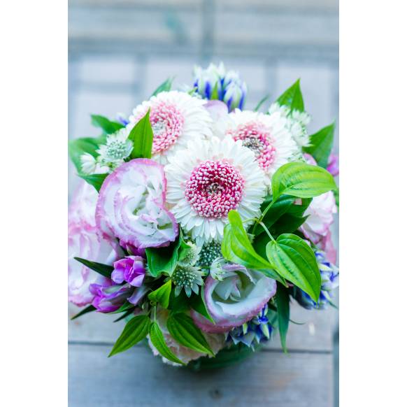 デザイナーおまかせ季節の旬なアレンジメントSサイズ～淡い可愛い感じでおまかせ～