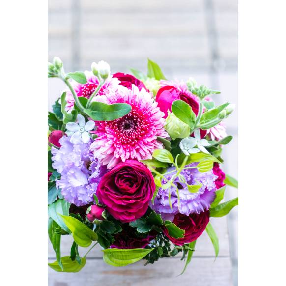 デザイナーおまかせ季節の旬なアレンジメントSサイズ～シックな感じでおまかせ～