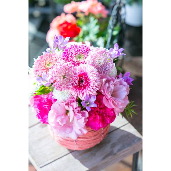 デザイナーおまかせ季節の旬なアレンジメントSサイズ～淡い可愛い感じでおまかせ～