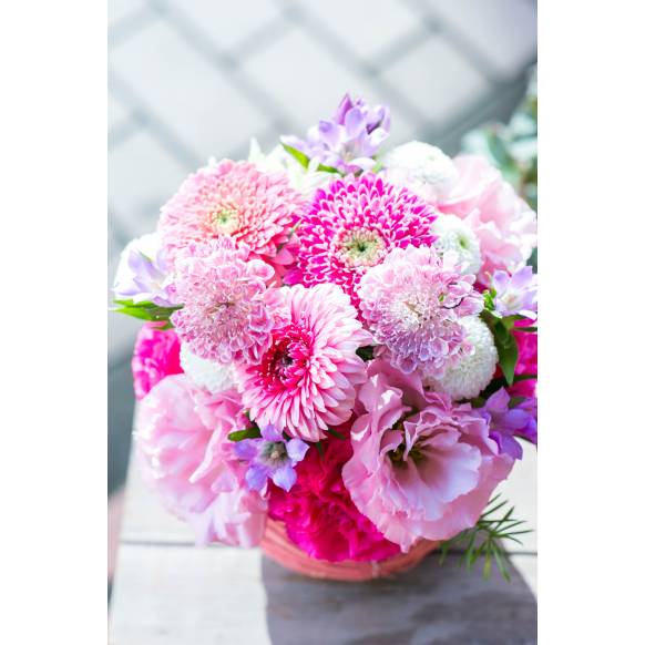 デザイナーおまかせ季節の旬なアレンジメントSサイズ～淡い可愛い感じでおまかせ～