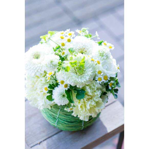 デザイナーおまかせ季節の旬なアレンジメントSサイズ～清楚な感じでおまかせ～