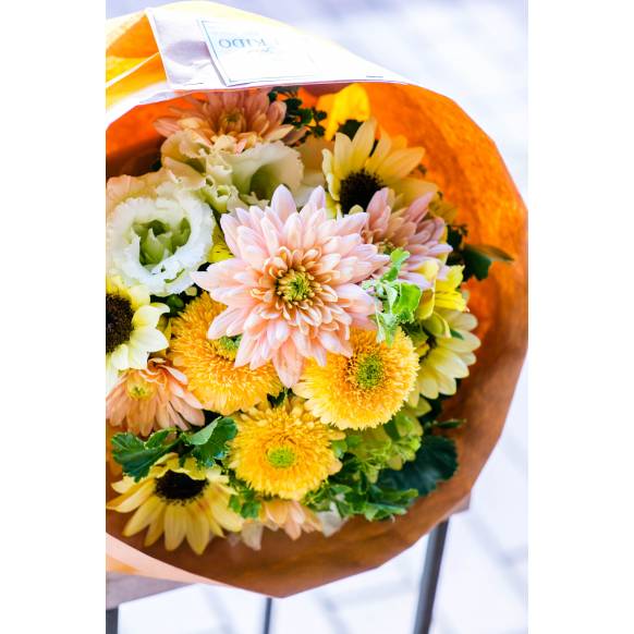 デザイナーおまかせ季節の旬な花束Lサイズ～明るい感じでおまかせ～