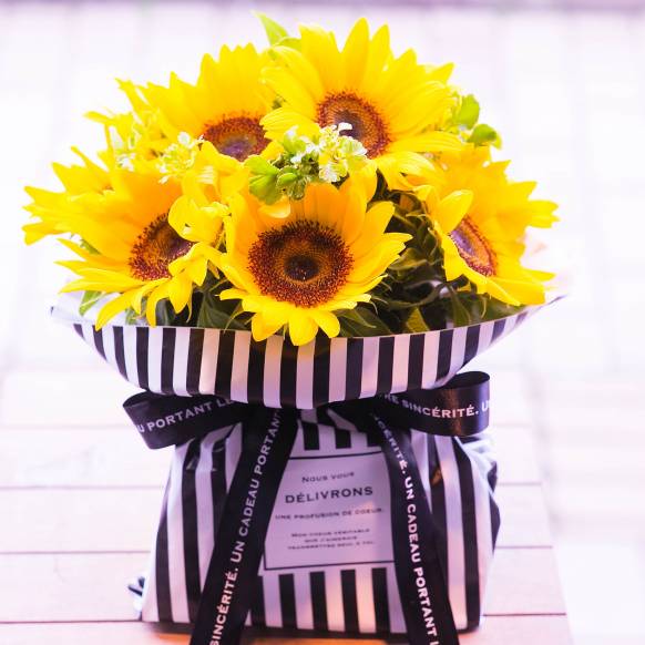 自立するひまわり10本の花束Mサイズ～ラッピング外さず届いたらそのまま飾るだけのらくらくブーケ～