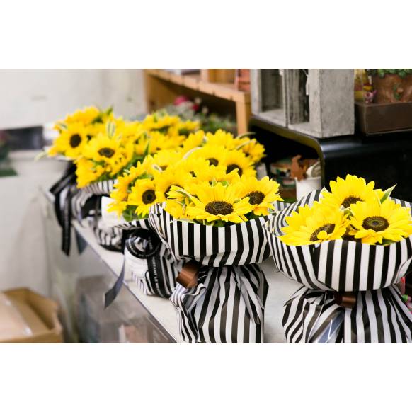 自立するひまわり10本の花束Mサイズ～ラッピング外さず届いたらそのまま飾るだけのらくらくブーケ～